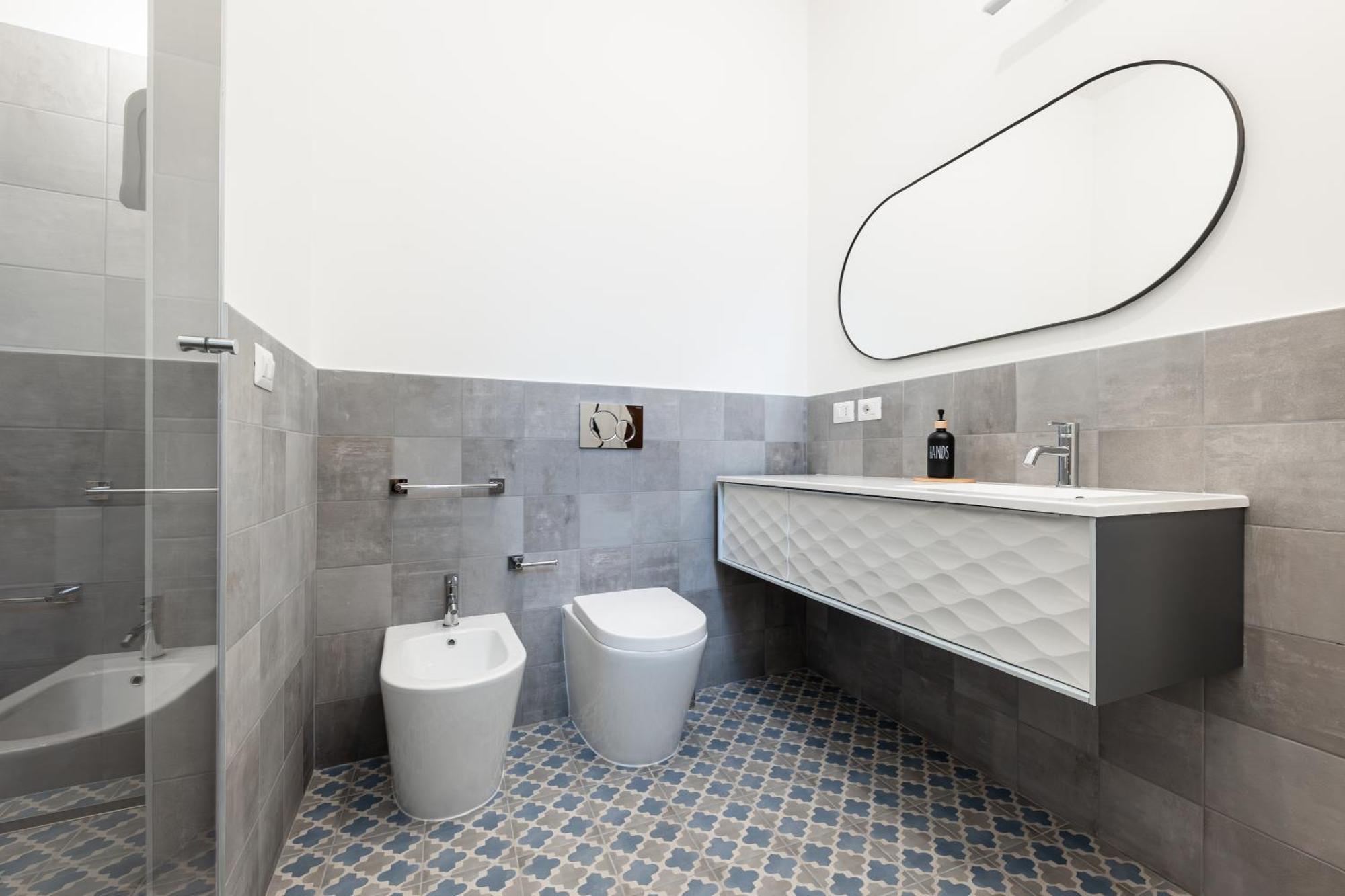 5' From Metro Lima, Design Milão